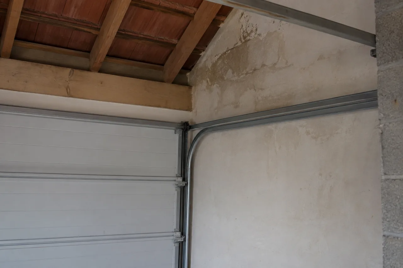 Traces anciennes d’humidité sur le haut d’un mur intérieur de garage